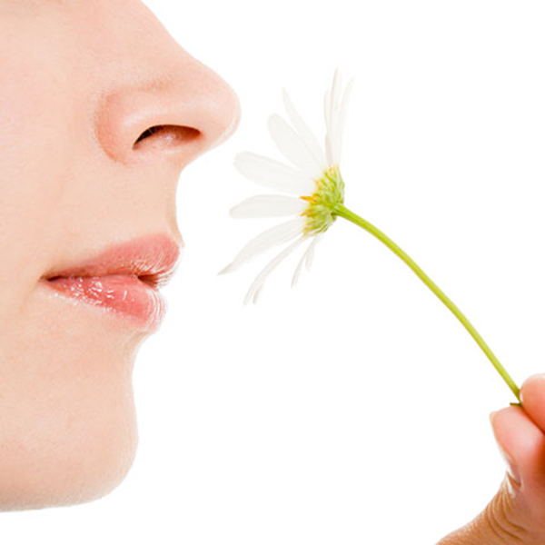 1x1-600x600-Woman-Smelling-Flower-sg-en-web.jpg